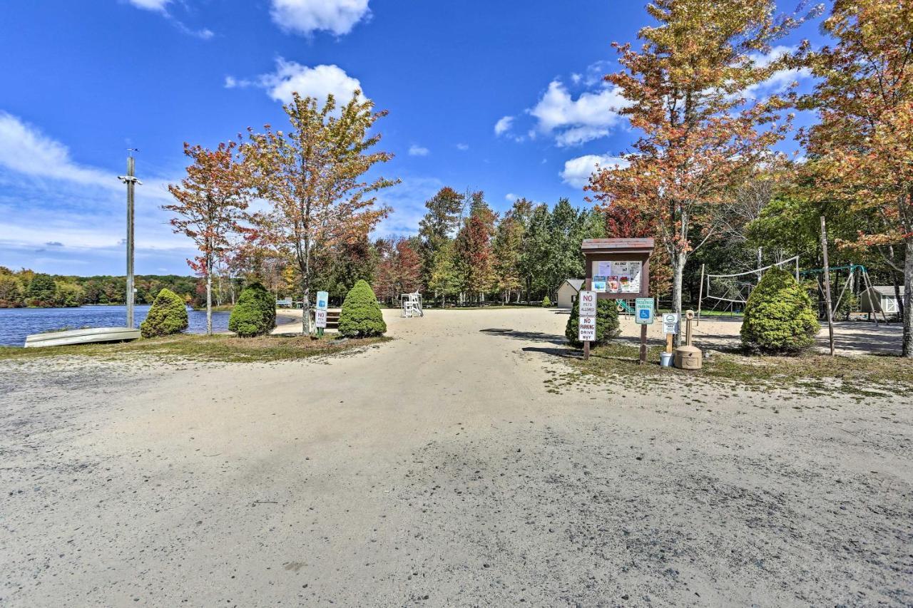 Bear Den Rustic Pocono Lake Home With Game Room! Exterior photo