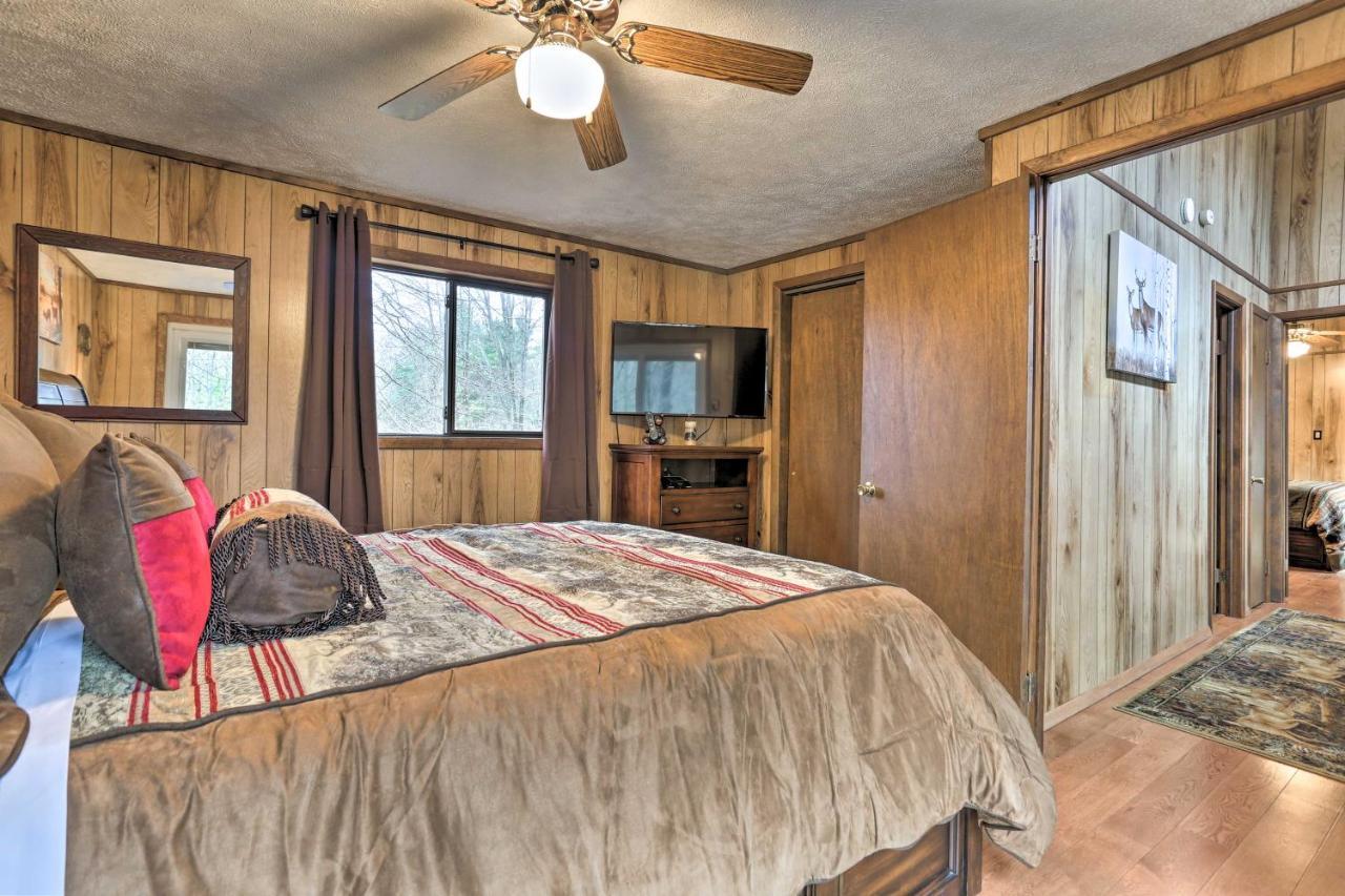 Bear Den Rustic Pocono Lake Home With Game Room! Exterior photo