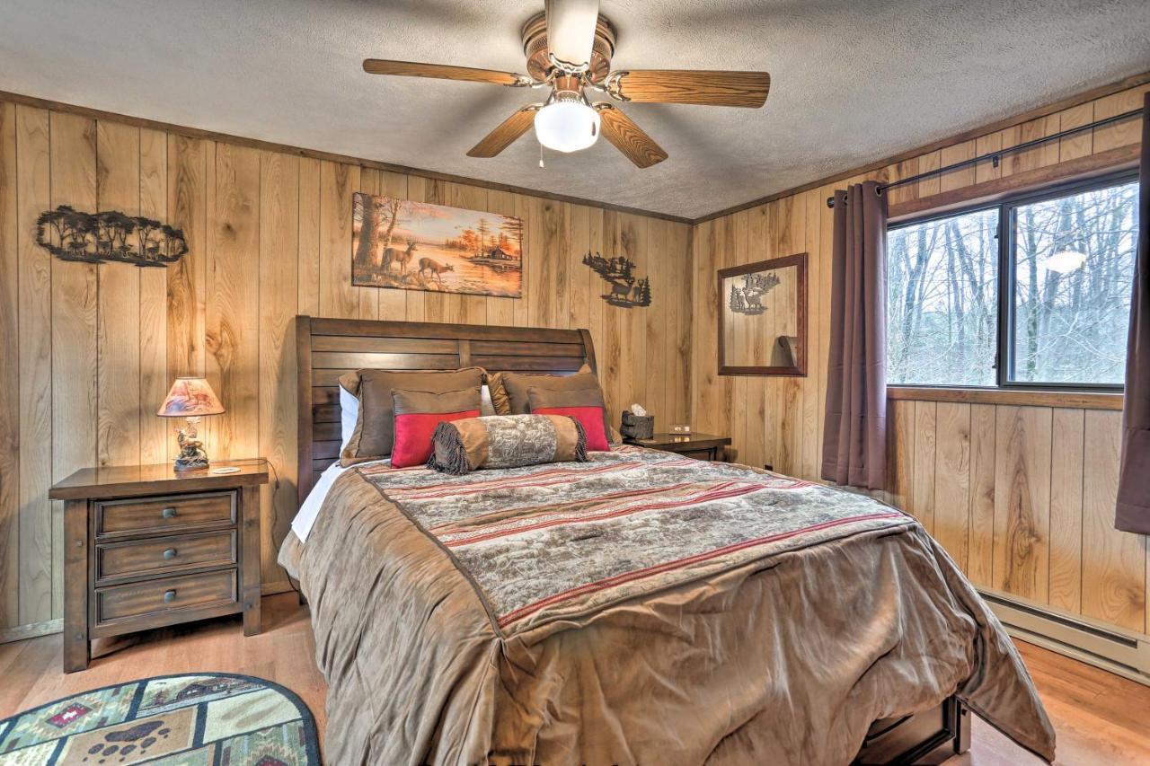 Bear Den Rustic Pocono Lake Home With Game Room! Exterior photo