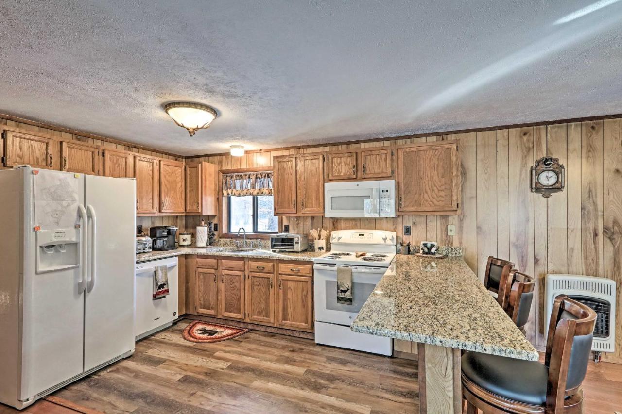 Bear Den Rustic Pocono Lake Home With Game Room! Exterior photo